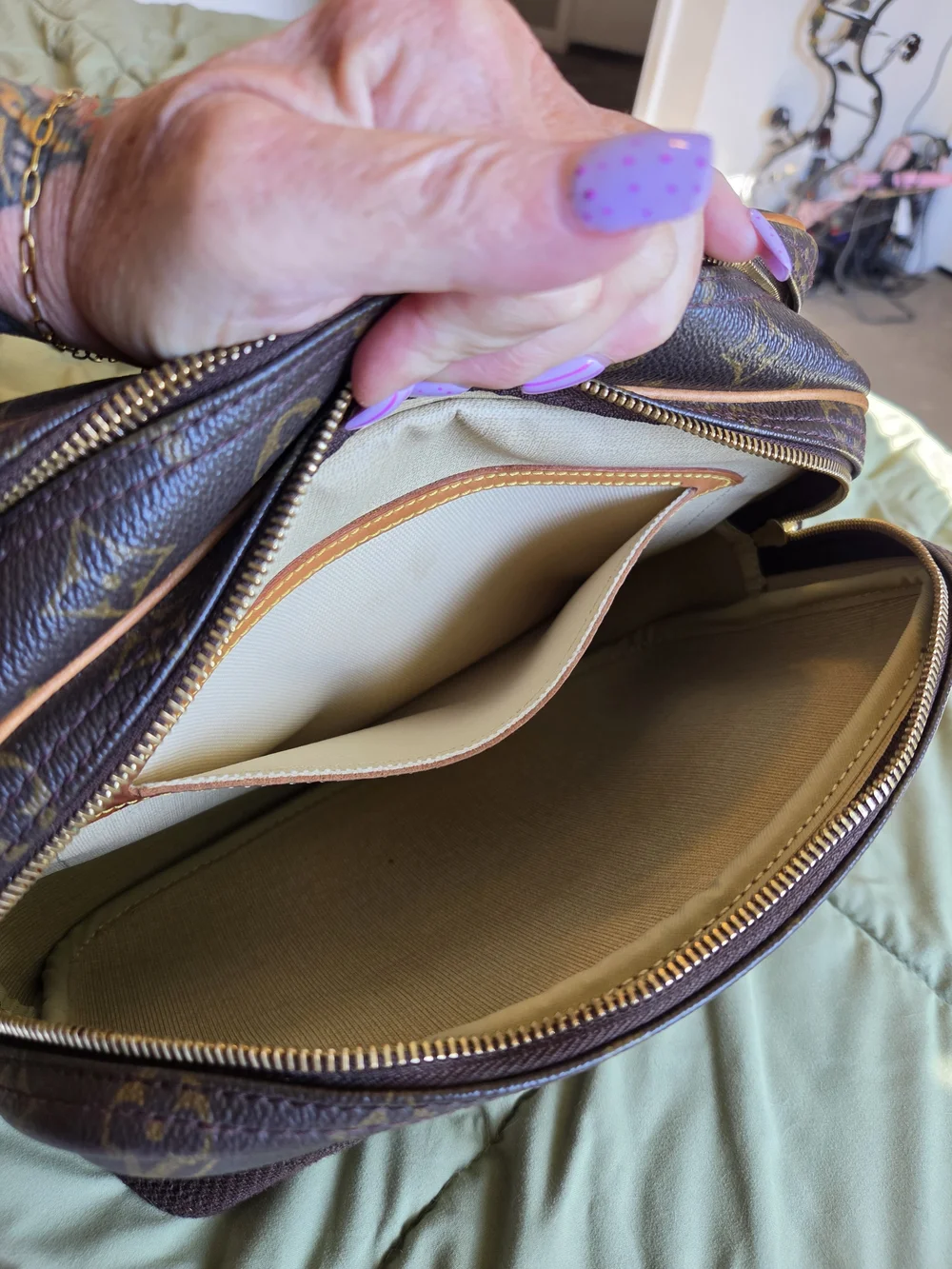 AUTHENTIC LOUIS VUITTON REPORTER BAG WITH COA
